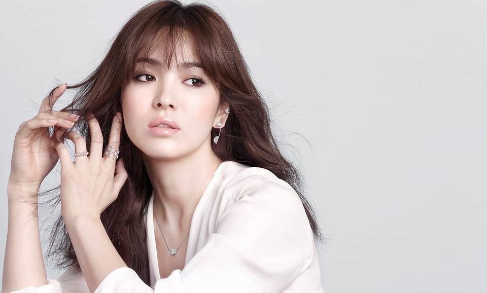 Trước khi trở thành diễn viên rồi ngôi sao xứ Hàn của hiện tại, Song Hye Kyo là một vận động viên trượt băng nghệ thuật. Cô giải nghệ vì bị chấn thương ở chân và nhờ đó mà Kbiz mới có một nữ diễn viên tài sắc vẹn toàn như bây giờ. Không chỉ với Song Hye Kyo, nhiều nghề của sao Hàn trước khi nổi tiếng cũng khiến fan bất ngờ.